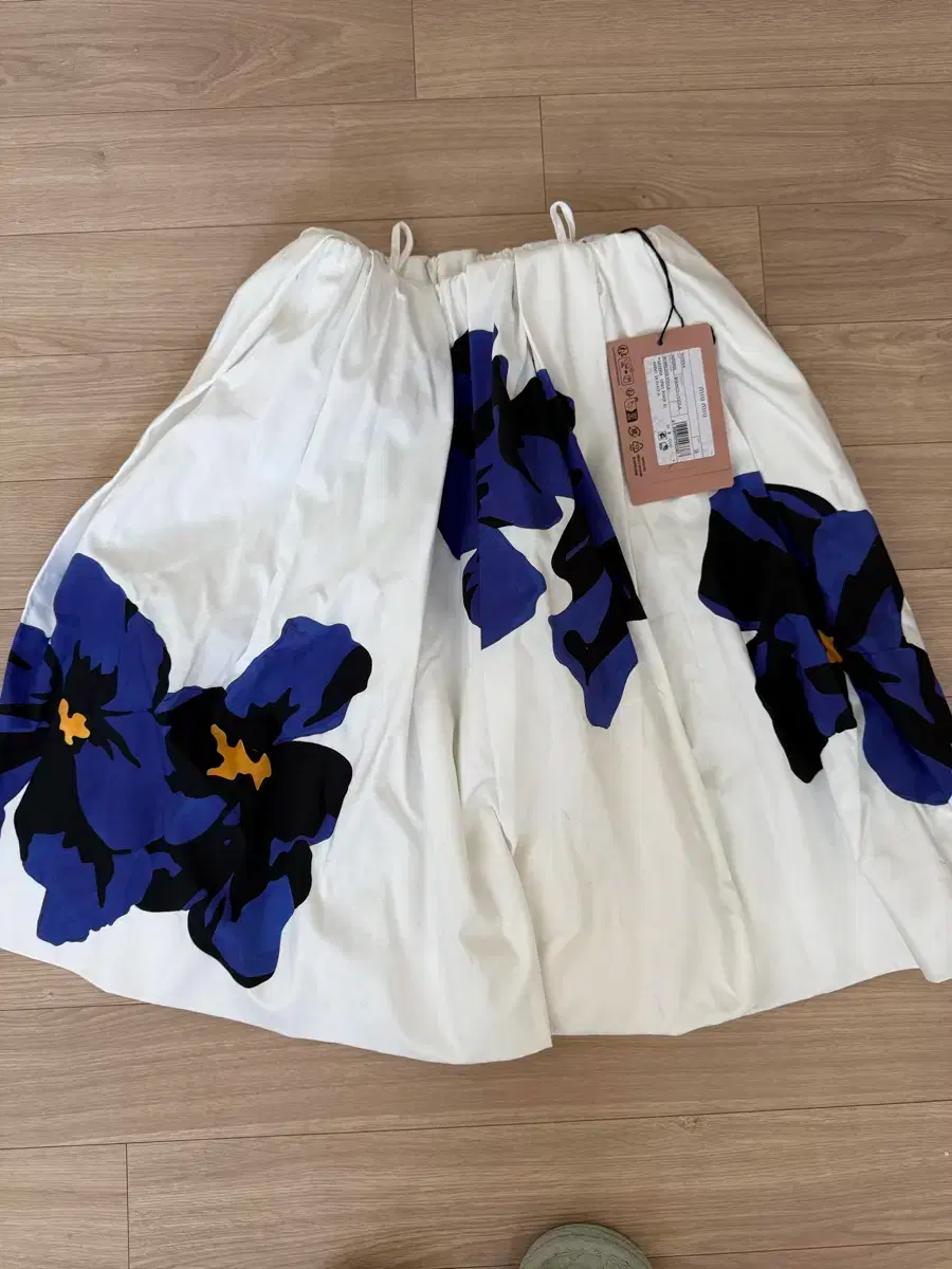 スカート MIU MIU Flowers Skirt 38 Miu Miu Floral Printed Skater Skirt, Skirts - Designer Exchange